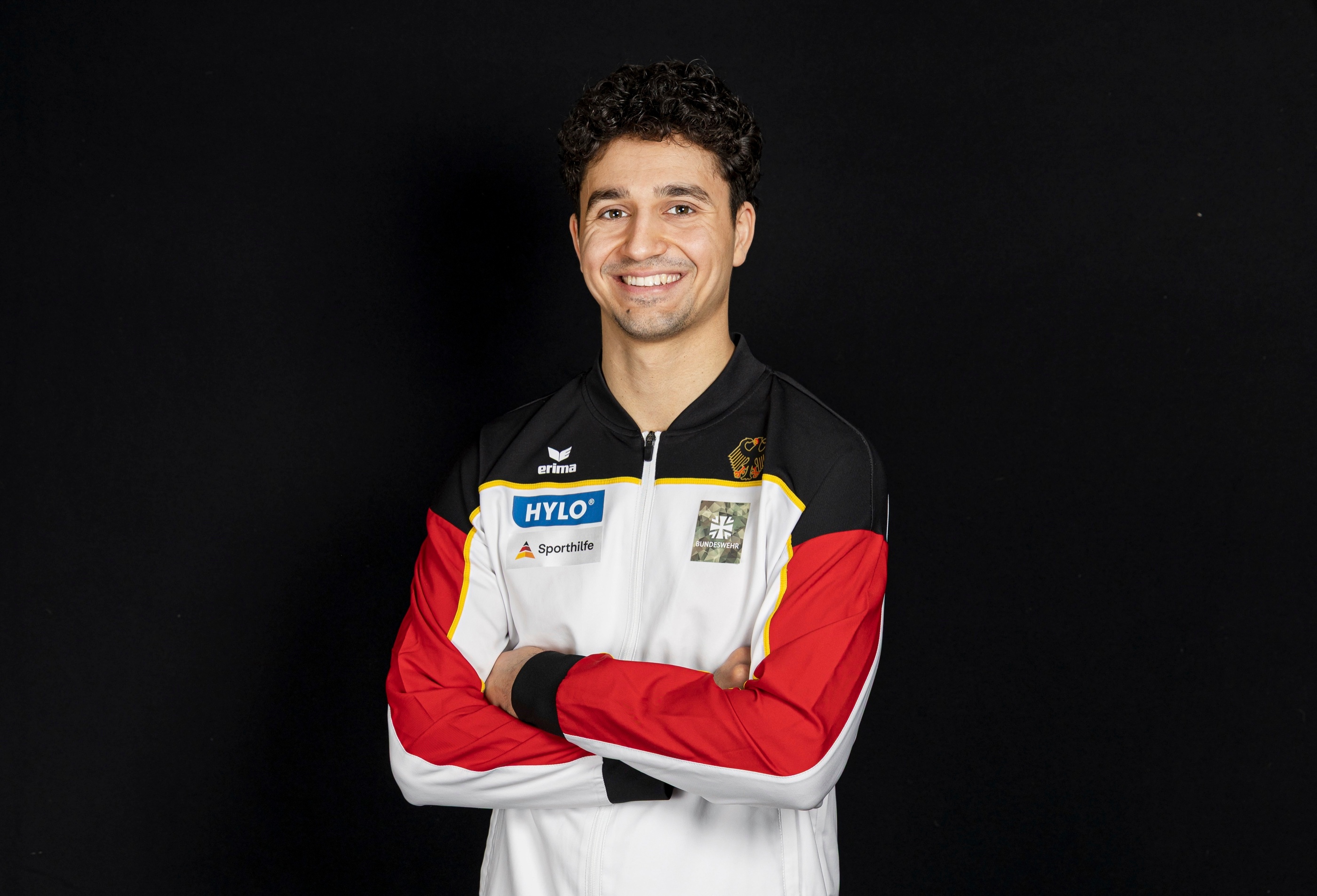 Porträt von Milan Hosseini im Trainingsanzug des Turn-Teams Deutschland.