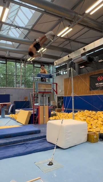 Milan Hosseini während einer Flugphase im Akrobatiktraining.