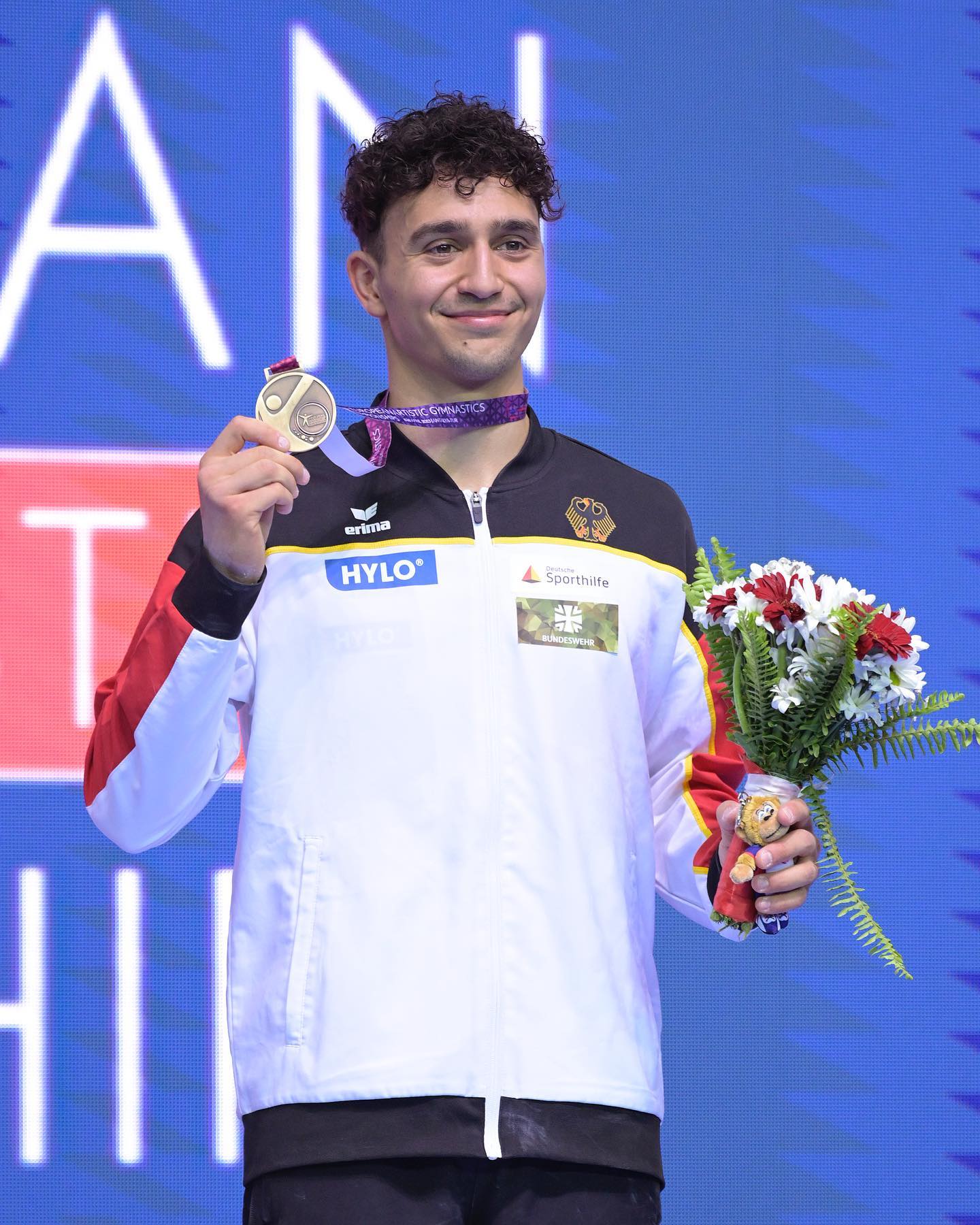 Milan Hosseini präsentiert seine Bronzemedaille bei den Europameisterschaften 2023 in Antalya.