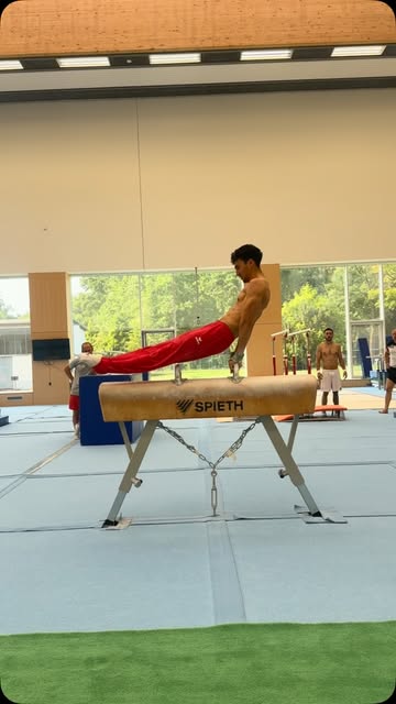Milan Hosseini beim Training am Pauschenpferd.