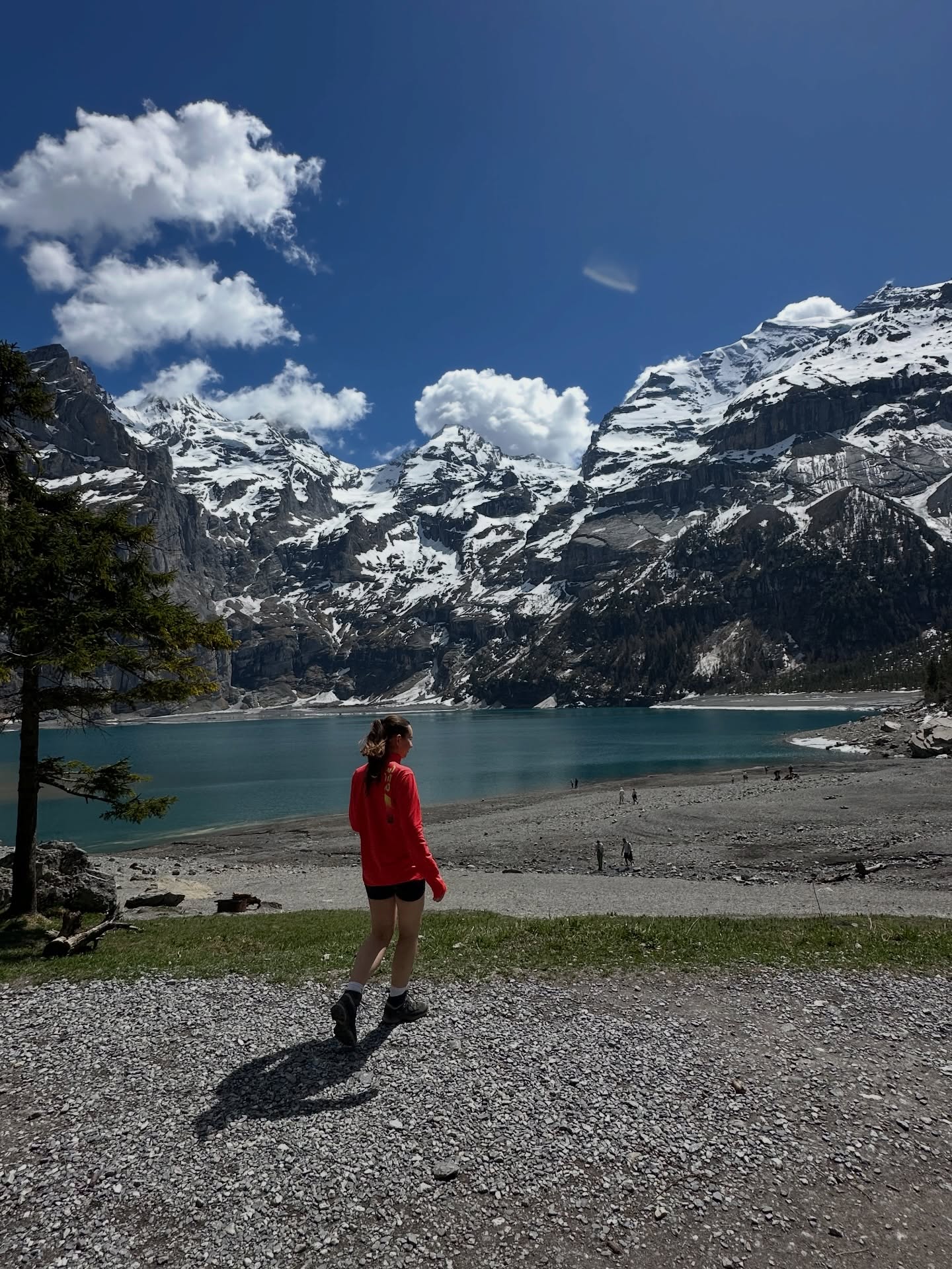 Urlaubsmoment am türkisfarbenen Bergsee mit schneebedeckten Gipfeln.